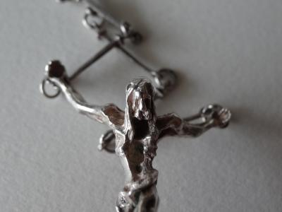 Salvador Dali : Christ en Croix (Pendentif et chaine) - Sculpture en argent 2