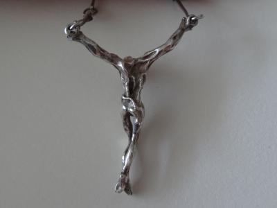 Salvador Dali : Christ en Croix (Pendentif et chaine) - Sculpture en argent 2
