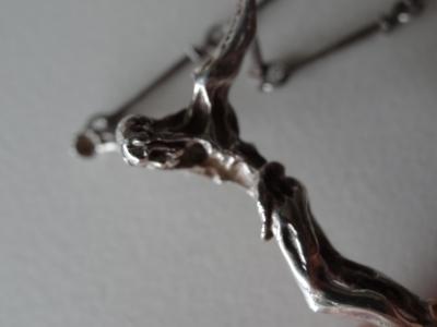 Salvador Dali : Christ en Croix (Pendentif et chaine) - Sculpture en argent 2