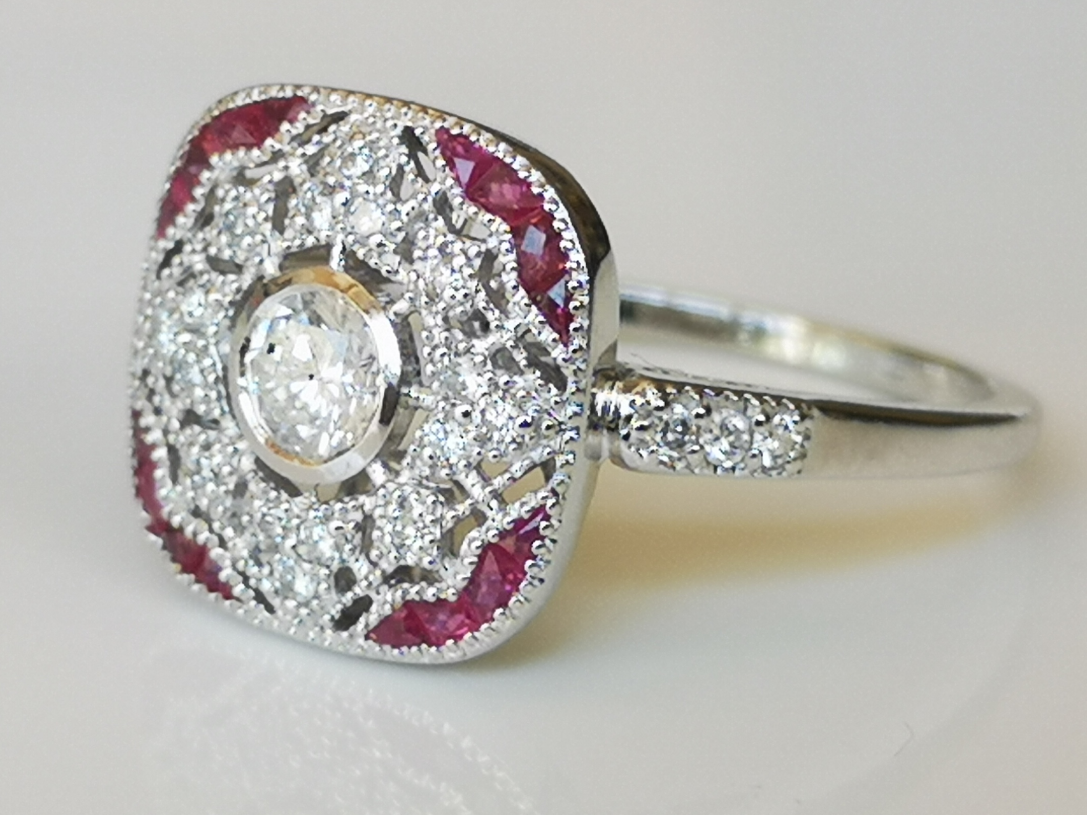 Bague Or Blanc 18 Carats Avec Diamants Et Rubis - Taille 52, Style Art Déco