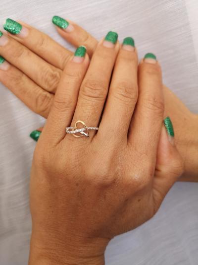 Bague en or jaune et or gris 18 carats formée de coeurs entrelacés et diamants 2