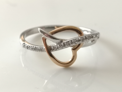 Bague en or jaune et or gris 18 carats formée de coeurs entrelacés et diamants 2