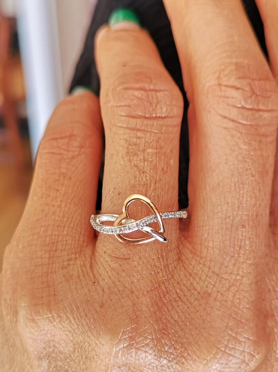 Bague en or jaune et or gris 18 carats formée de coeurs entrelacés et diamants 2