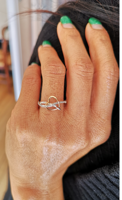 Bague en or jaune et or gris 18 carats formée de coeurs entrelacés et diamants 2