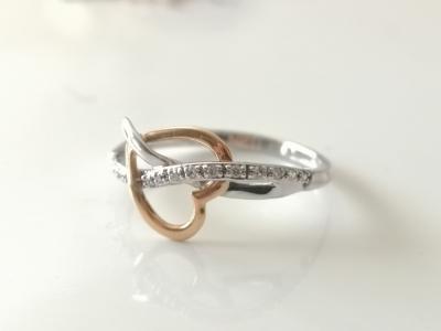 Bague en or jaune et or gris 18 carats formée de coeurs entrelacés et diamants 2