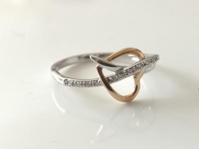 Bague en or jaune et or gris 18 carats formée de coeurs entrelacés et diamants 2