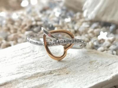 Bague en or jaune et or gris 18 carats formée de coeurs entrelacés et diamants 2