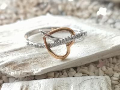 Bague en or jaune et or gris 18 carats formée de coeurs entrelacés et diamants 2