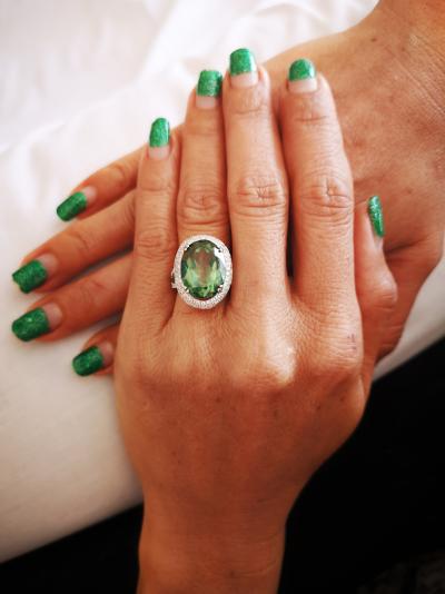 Bague marguerite en or gris 18 carats topaze verte de 11.5 cts et diamants - certificat 2