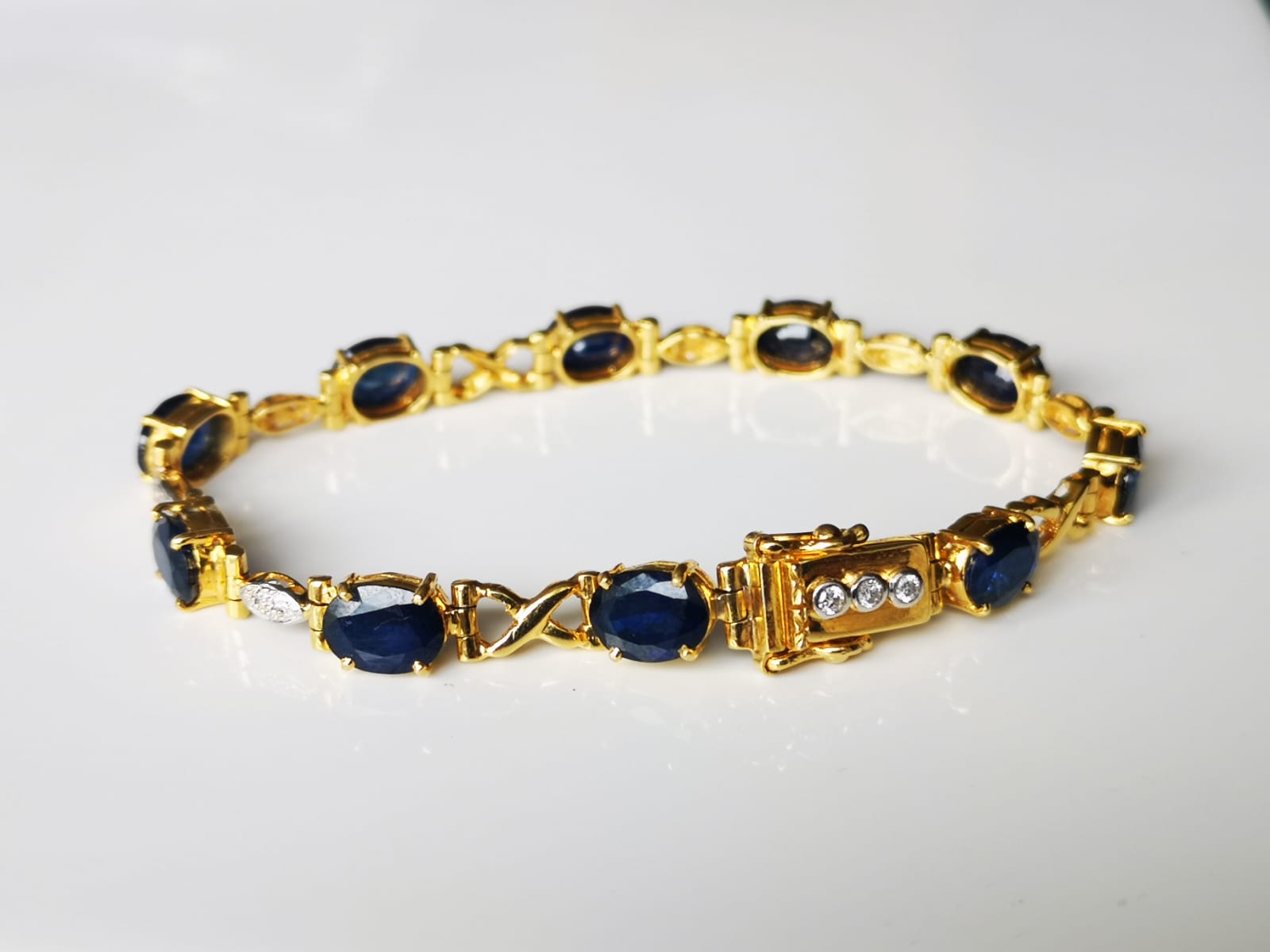 Bracelet souple en or jaune 18 carats saphirs bleus et diamants ...