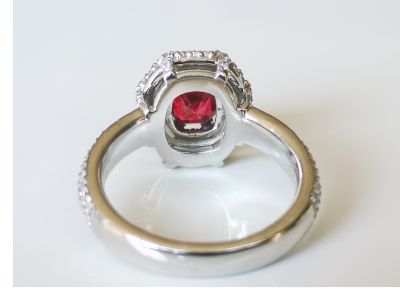 Bague en or gris, spinelle rouge et diamants 2