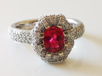 Bague en or gris, spinelle rouge et diamants 2