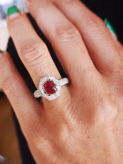 Bague en or gris, spinelle rouge et diamants 2