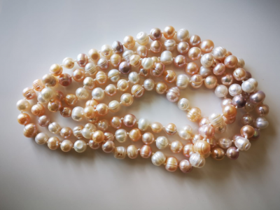 Long collier sautoir de perles de culture multicolores longueur  140 cm 2