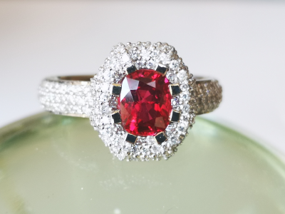 Bague en or gris, spinelle rouge et diamants 2