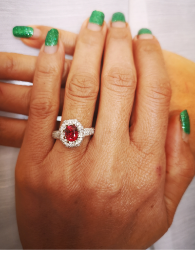 Bague en or gris, spinelle rouge et diamants 2