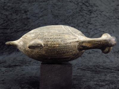 Jarre antique en terracotta en forme de poisson, Tell el-Yahudiyeh 2