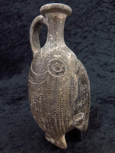 Jarre antique en terracotta en forme de poisson, Tell el-Yahudiyeh 2