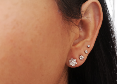 Paire de boucles d oreilles marguerites  en or gris 18 carats ( 750 / 1000 ) diamants 0.93 carat 2