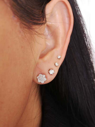 Paire de boucles d oreilles marguerites  en or gris 18 carats ( 750 / 1000 ) diamants 0.93 carat 2