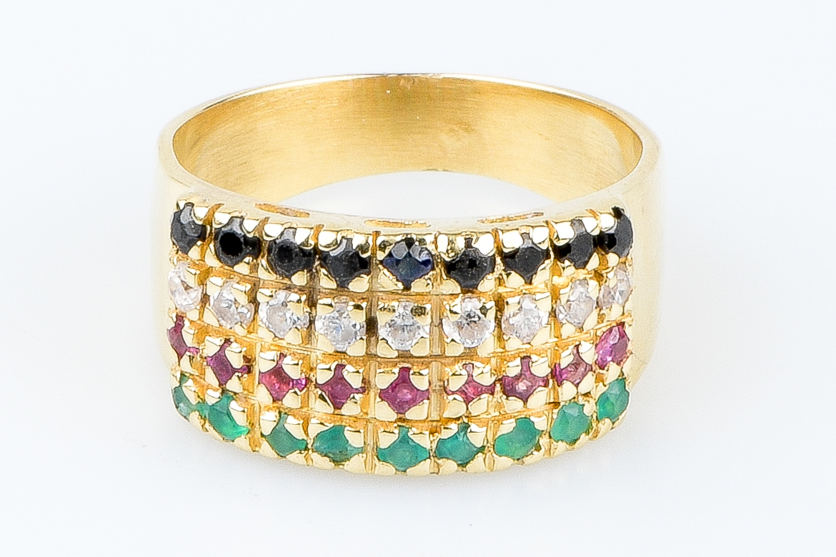 Bague en or jaune 18 carats ornée de pierres précieuses Bijoux et montres Plazzart