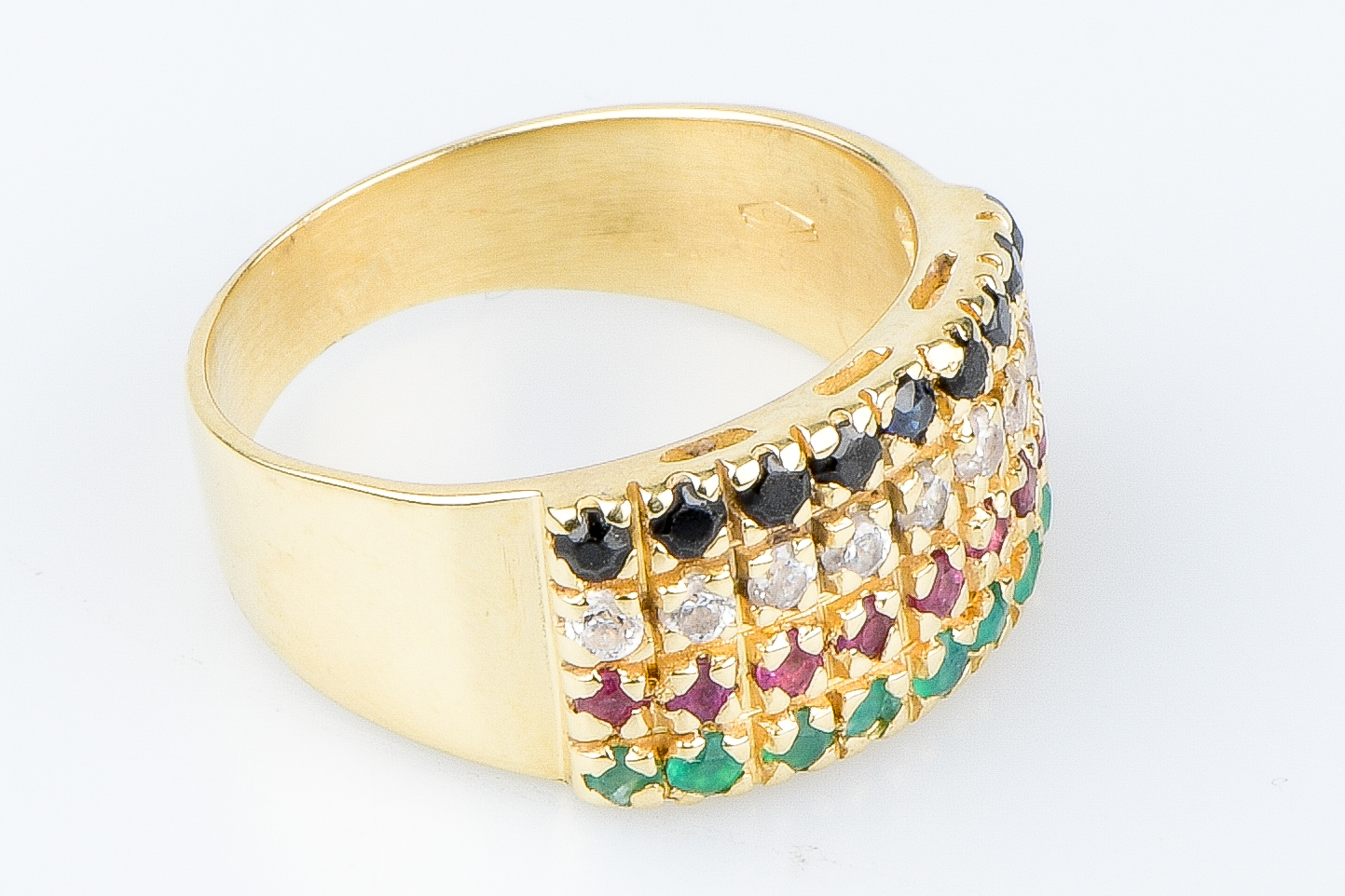 Bague en or jaune 18 carats ornée de pierres précieuses Bijoux et montres Plazzart