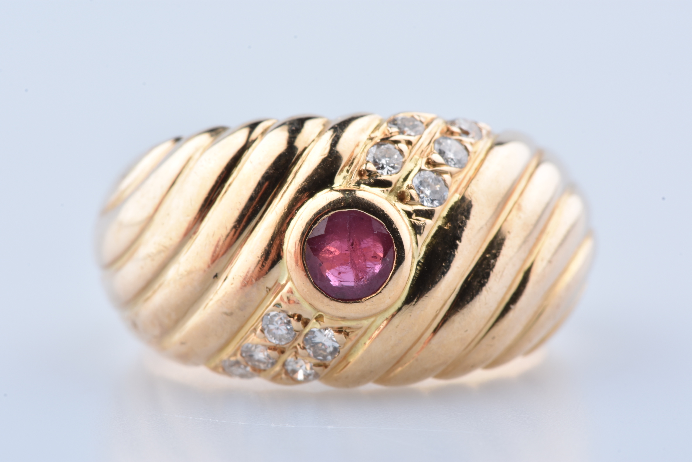 Ring in 18 carat yellow gold adorned with a central brilliant round ruby -  Jewellery & Watches - Plazzart
