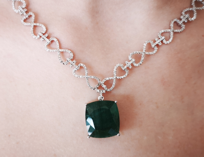 Collier en or gris 18 carats émeraude de 25 carats et  diamants - certificats 2