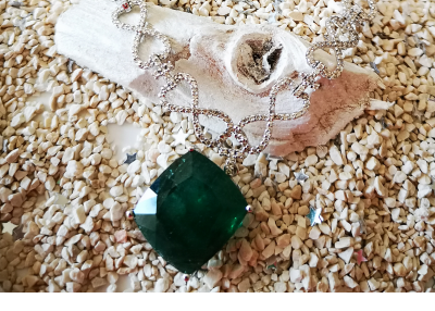Collier en or gris 18 carats émeraude de 25 carats et  diamants - certificats 2