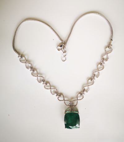 Collier en or gris 18 carats émeraude de 25 carats et  diamants - certificats 2