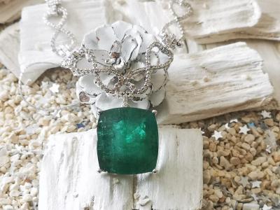 Collier en or gris 18 carats émeraude de 25 carats et  diamants - certificats 2