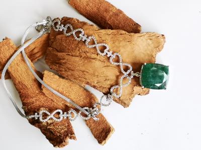 Collier en or gris 18 carats émeraude de 25 carats et  diamants - certificats 2