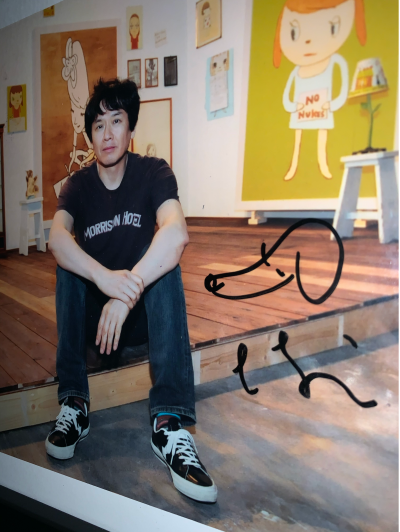 Yoshitomo NARA - Artist’s Studio -  Dessin au feutre noir sur photographie - Signée 2
