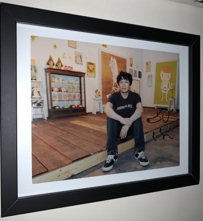 Yoshitomo NARA - Artist’s Studio -  Dessin au feutre noir sur photographie - Signée 2