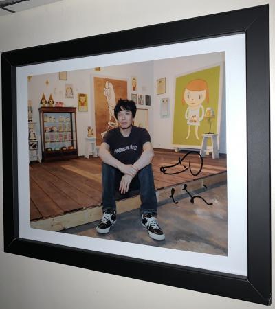 Yoshitomo NARA - Artist’s Studio -  Dessin au feutre noir sur photographie - Signée 2