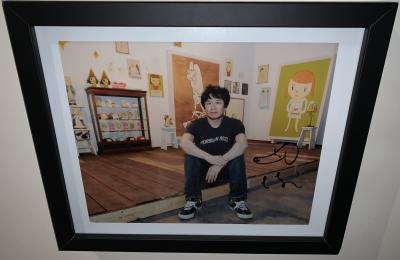 Yoshitomo NARA - Artist’s Studio -  Dessin au feutre noir sur photographie - Signée 2