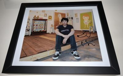Yoshitomo NARA - Artist’s Studio -  Dessin au feutre noir sur photographie - Signée 2
