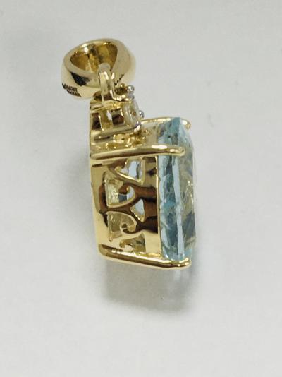 14ct Yellow Gold 4.40ct Aquamarine and 0.17ct Diamond pendant 2