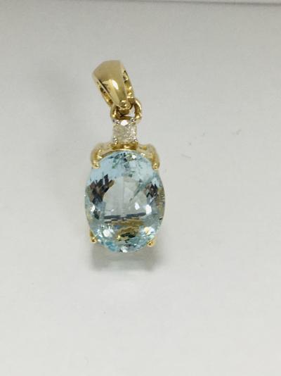 14ct Yellow Gold 4.40ct Aquamarine and 0.17ct Diamond pendant 2