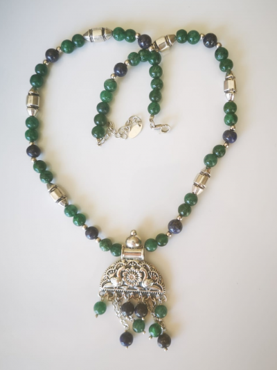 Collier en argent  formé de perles d’aventurine et de lapis lazuli 2
