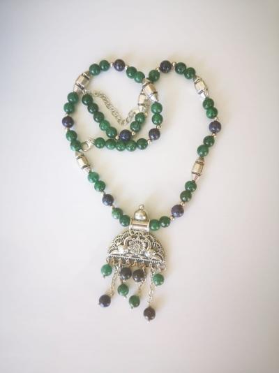 Collier en argent  formé de perles d’aventurine et de lapis lazuli 2