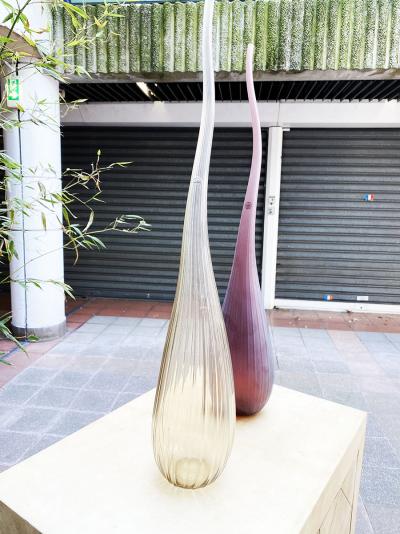 Renzo STELLON édition Salvatia - Paire de vases Aria gris fumé et prune sablé 2