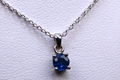 Magnifique collier en or blanc 18 kt et saphir taille brillant de 0,36 carat certifié par laboratoire 2