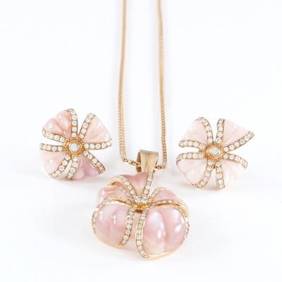 Demi-parure, collier et boucles d’oreilles, en or rose, avec diamants et nacres 2