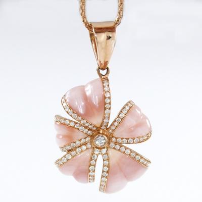 Demi-parure, collier et boucles d’oreilles, en or rose, avec diamants et nacres 2