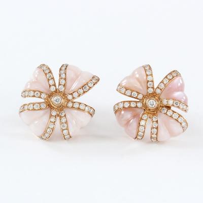 Demi-parure, collier et boucles d’oreilles, en or rose, avec diamants et nacres 2