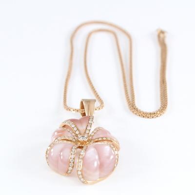 Demi-parure, collier et boucles d’oreilles, en or rose, avec diamants et nacres 2