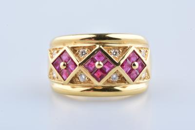 Bague en or jaune sertie de 12 Rubis carré et 8 Diamants rond brillant 2