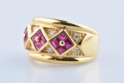 Bague en or jaune sertie de 12 Rubis carré et 8 Diamants rond brillant 2