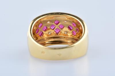 Bague en or jaune sertie de 12 Rubis carré et 8 Diamants rond brillant 2